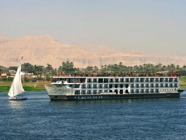 4-Day Nile Cruise Aswan and Luxor Hot Air Balloon with Abu Simbel